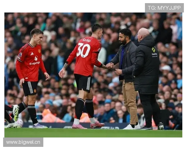 曼联战术混乱与更衣室矛盾加剧，豪门根基面临考验