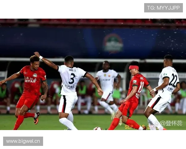 曼联进攻组织混乱问题：近期比赛表现受制约，对争冠形势产生影响