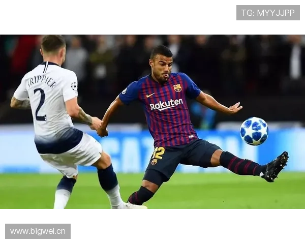 拉菲尼亚挤地铁去训练，背包里估计能装下一套房——这反差把我笑趴了